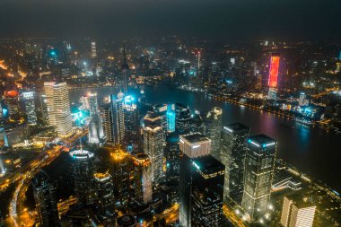 Şangay 'ın şehir manzarası gece.
