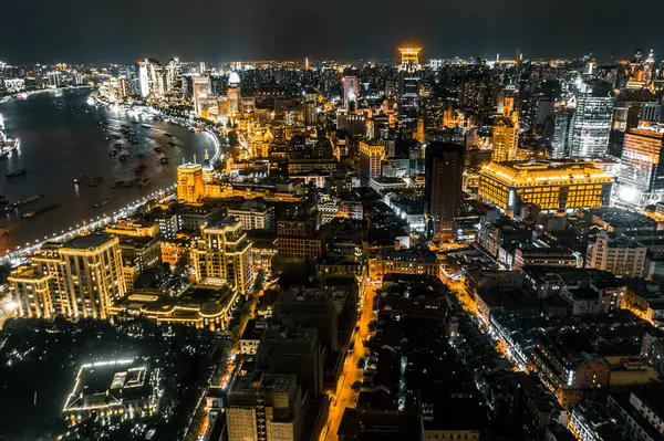 Şangay 'ın şehir manzarası gece.