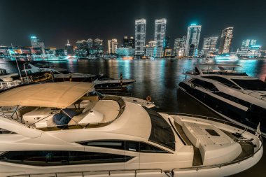 Gece marina ve Şangay 'da.