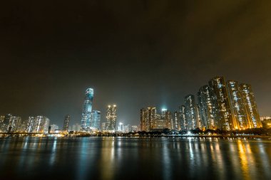 Geceleyin Hong Kong şehir manzarası