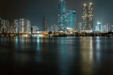 Geceleyin Hong Kong şehir manzarası