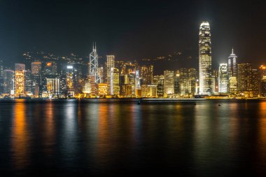 Geceleyin Hong Kong şehir manzarası