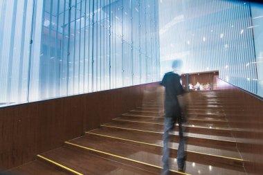 Modern ofis binasının koridoru.