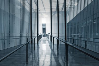 Modern ofis binasının koridoru.