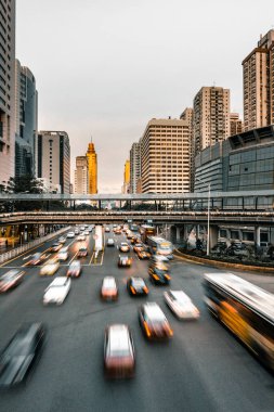 hızlı hareket eden arabanın ışık şehir