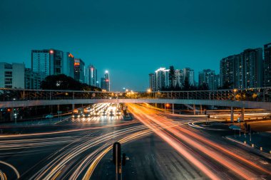 hızlı hareket eden arabanın ışık şehir