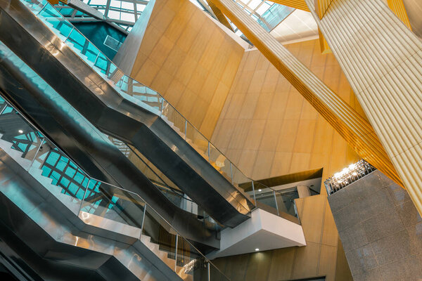 лестница эскалатора в офисном здании