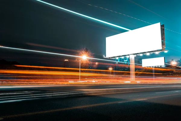 大きな看板付近の高速道路の交通機関のハブ ロイヤリティフリーのストック写真