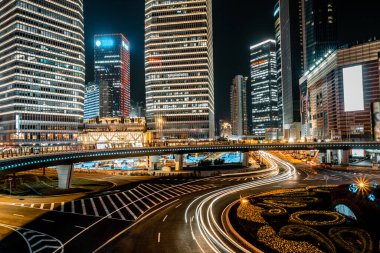 Şangay 'da trafik ışıkları var.