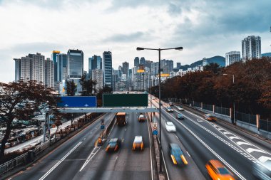 Geceleri araba ışığıyla Hong Kong