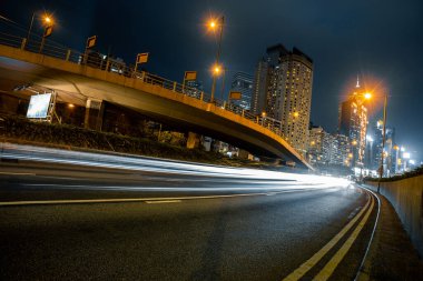 Geceleri araba ışığıyla Hong Kong