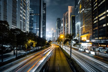 Geceleri araba ışığıyla Hong Kong