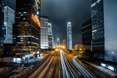 Geceleri araba ışığıyla Hong Kong