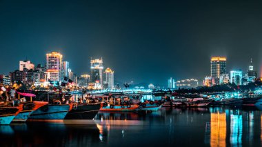 Balıkçı tekneleri gece yanaşır