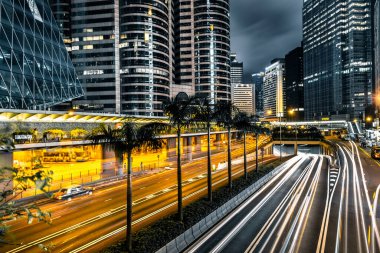 Geceleri araba ışığıyla Hong Kong