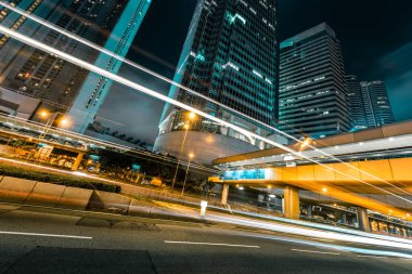 Geceleri araba ışığıyla Hong Kong