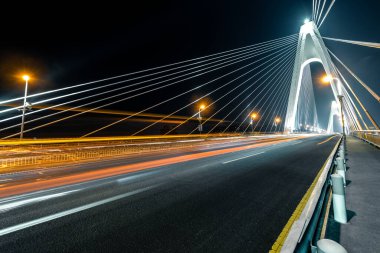 gece trafik ışıkları Bahçe köprü Çin'in içinde