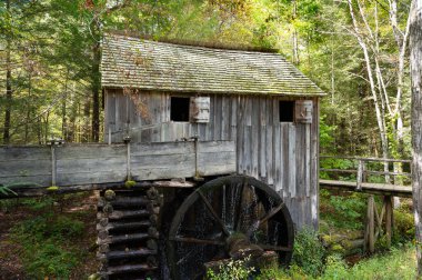 Cades Koyu 'ndaki tarihi Grist Mill. Mısırı ve buğdayı una, ahşabı da keresteye çevirdik..