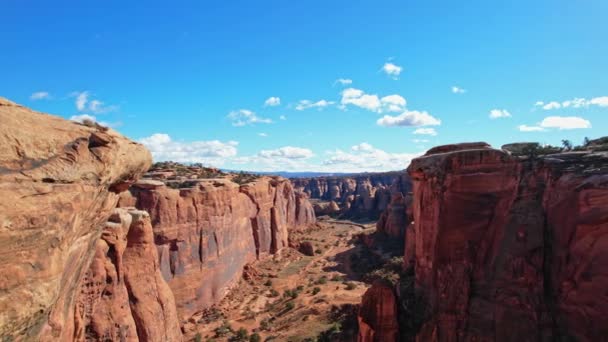 Vue Aérienne Des Formations Rocheuses Près Gemini Bridges Arch Moab — Video