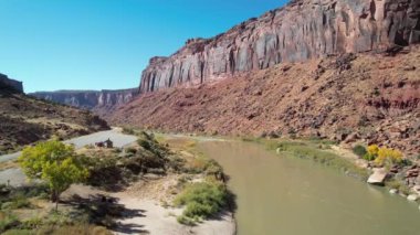 Colorado Nehri, Moab, Utah 'ın doğusundan görüldüğü gibi..