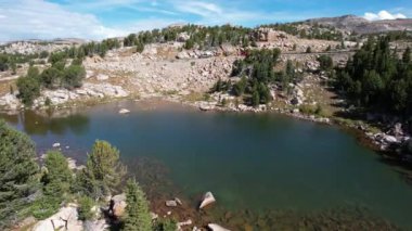 Yellowstone Ulusal Parkı 'nın kuzeydoğusunda, Montana' daki Beartooth Otoyolu 'nun üzerinde küçük bir alp gölü üzerinde bir uçuş..