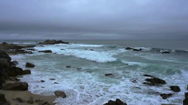 Dalgalar Monterey, California 'da sahile vuruyor. Bu klip 120 fp 'de sahile çarpan yavaş çekim dalgaları yapmak için yapılmış. Kamera kilitlendi. Sesle..