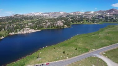 Beartooth Gölü 'nün Yellowstone Ulusal Parkı' nın kuzeydoğusundaki Beartooth Otoyolu 'ndaki görüntüsü..