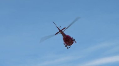 Turistleri taşıyan bir helikopter Skagway, Alaska yakınlarına indi. Kamera uçağı takip ediyor. Sesle..