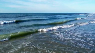 Okyanus dalgaları Myrtle Sahili 'nde kumlu sahilde kırılıyor..