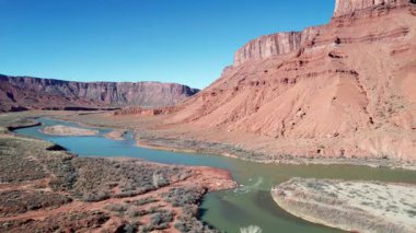 Colorado Nehri 'nin suları kış boyunca çekildikçe, yeşil su kıyıları boyunca yükselen kırmızı kayalara karşı hâlâ keskin bir kontrasttır..