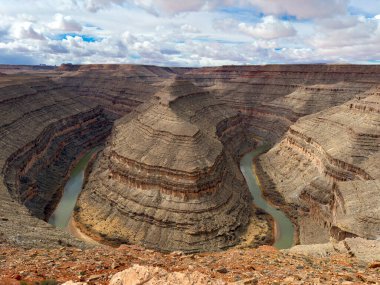Goosenecks Eyalet Parkı 'ndan San Juan Nehri güneydoğu Utah, ABD' de Meksika Şapkası yakınlarına tepeden bakıyor..