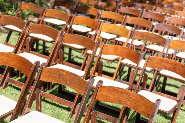 婚礼场地摘要内的一排排木椅 — 图库照片