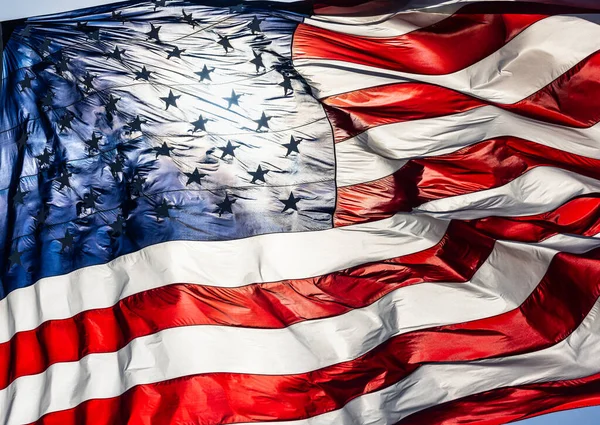 Bakgrundsbelyst Amerikansk Flagga Vinka Vinden Mot Djup Blå Himmel — Stockfoto
