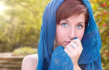 güzel mavi gözlü genç kırmızı saçlı yetişkin kadın açık dikey