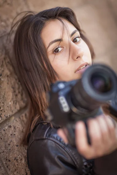 Ung Vuxen Iransk Kvinnlig Fotograf Mot Vägg Innehav Kamera — Stockfoto