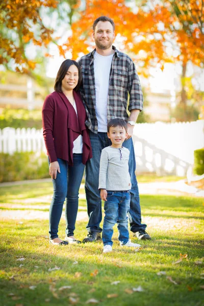 Retrato Livre Família Multiétnica Chinesa Caucasiana — Fotografia de Stock