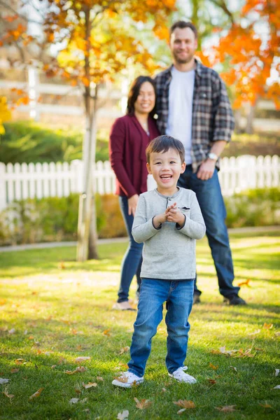 Retrato Livre Família Multiétnica Chinesa Caucasiana — Fotografia de Stock