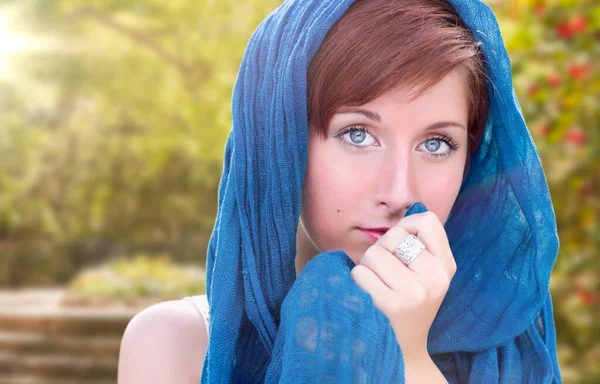 Pretty Blue Eyed Young Red Haired Adult Retrato Aire Libre —  Fotos de Stock