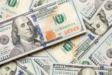 Düz Yüzeyde Yüz Dolarlık Faturalar Yatıyor.