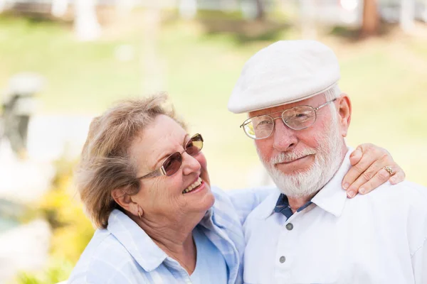 Happy Senior Couple Portrait Extérieur Dans Parc — Photo