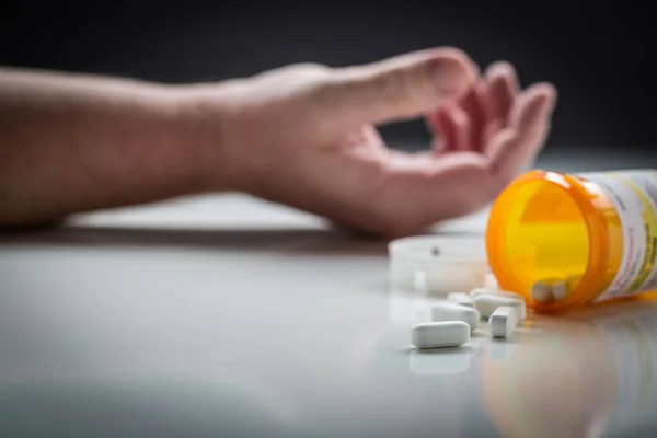 Mężczyzna Zemdlał Podłodze Rozrzuconymi Narkotykami Butelką Lekami — Zdjęcie stockowe