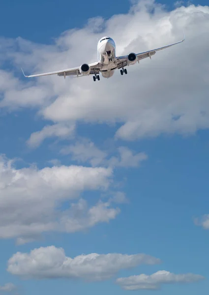 Passenger Airplane Approach Landing Beautiful Blue Sky — Stock Photo, Image