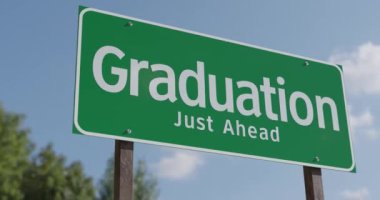 Mezuniyet Pan 'ından 4k Sürüş Yeşil Yol tabelasının hemen önünde.