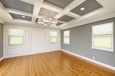 Güzel Gri Gri Özel Özel Yatak Odası Wainscoting Wall, Fresh Boint, Crown and Base Pervazları, Sert Ahşap Döşemeler ve Kapalı Tavan