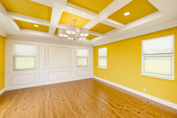 漂亮的黄色定制主卧室 配有整面墙 皇冠和基座造型 硬木地板和天花板 — 图库照片