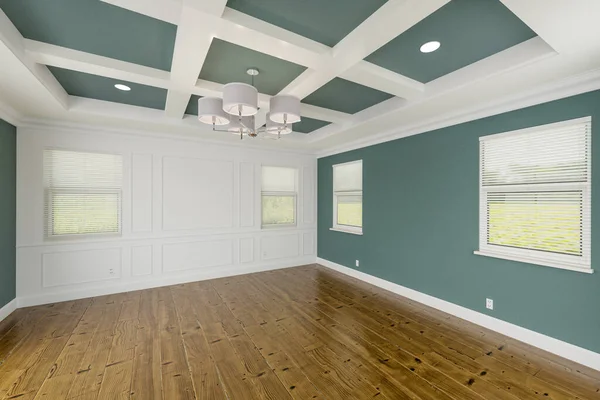 漂亮的木制特级定制主卧室 配有整面墙 皇冠和基座造型 硬木地板和天花板 — 图库照片