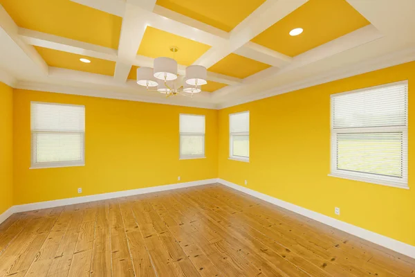 Beautiful Bold Yellow Custom Master Bedroom Complete Fresh Paint Crown — Stock Photo, Image