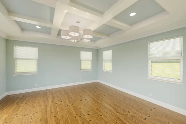 美丽的浅蓝色定制主卧室 配以新鲜油漆 皇冠和基座造型 硬木地板和天花板 — 图库照片