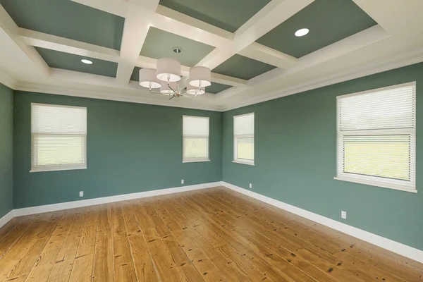 美感柔和的Teal自定义主卧室 配以新鲜油漆 皇冠和基座造型 硬木地板和装饰天花板 — 图库照片