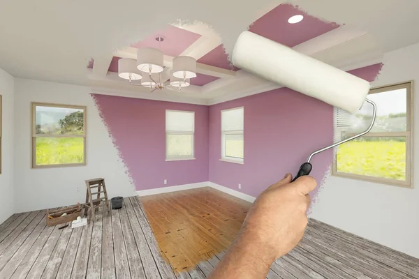 人的前后用油漆滚筒重新粉刷新装修的房间用新鲜的丁香涂料 装饰的天花板和新的地板 — 图库照片